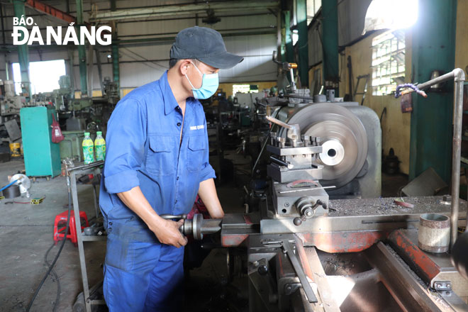 Da Nang has implemented many solutions to support businesses to develop production. Workers are seen at U&I Phuong Quan Manufacturing Trading Co., Ltd (Hoa Khanh Industrial Park, Lien Chieu District). Photo: KHANH HOA