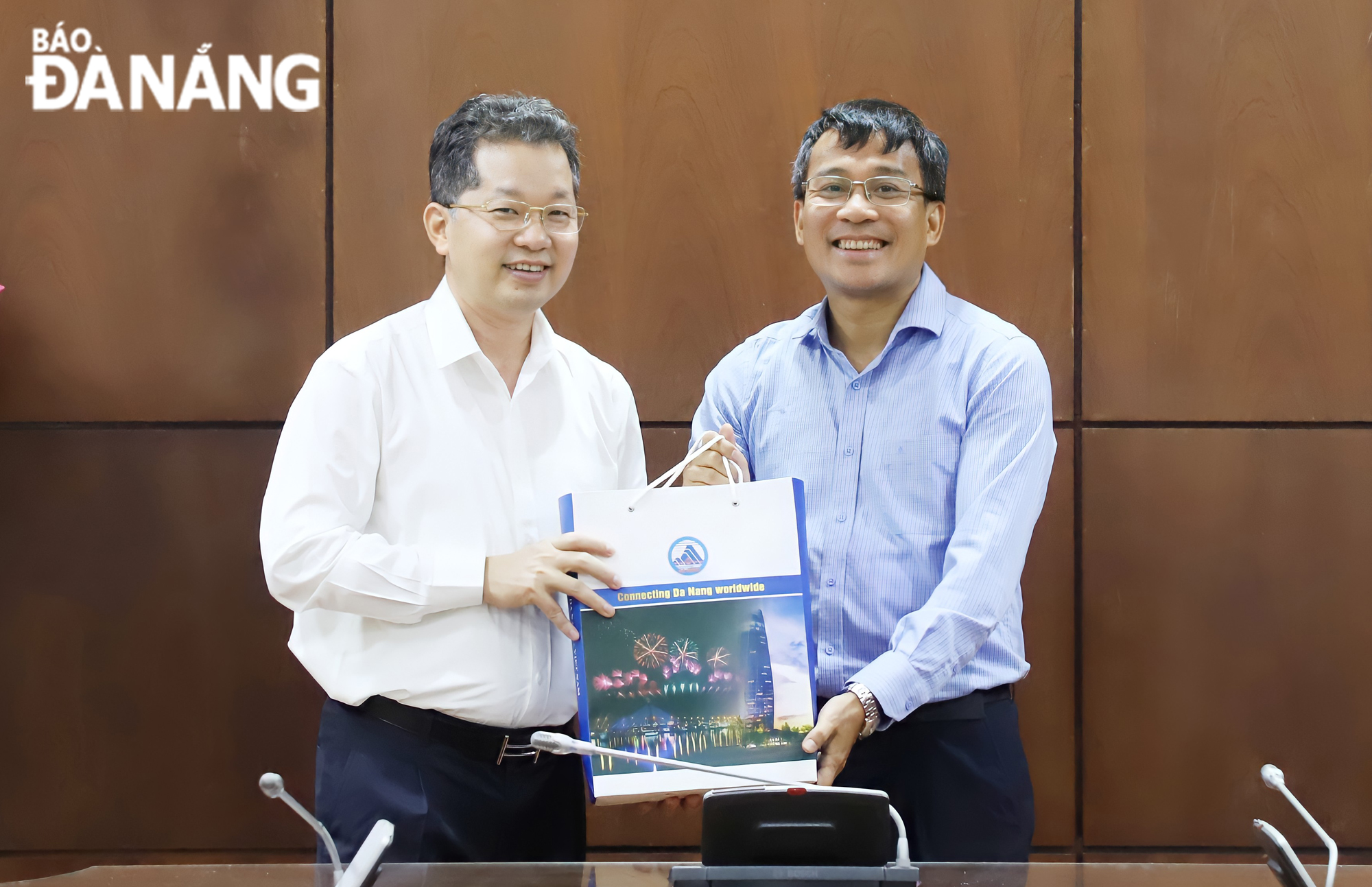 Municipal Party Committee Secretary Nguyen Van Quang (left) presenting a souvenir to Deputy Minister of Foreign Affairs Nguyen Minh Vu. Photo: NGOC PHU