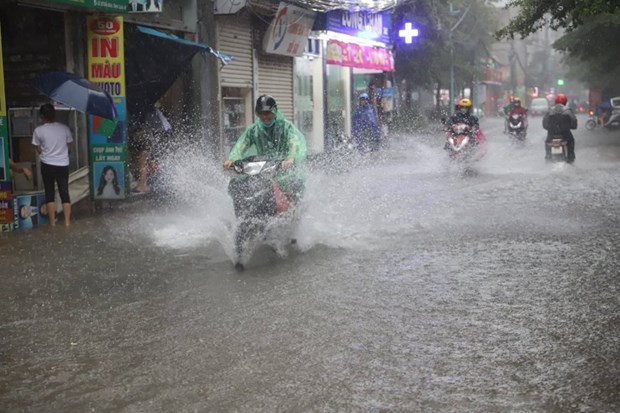Mưa lớn gây ngập một số tuyến phố tại thành phố Hà Nội sáng 11-8-2022. (Ảnh: Vietnam+)