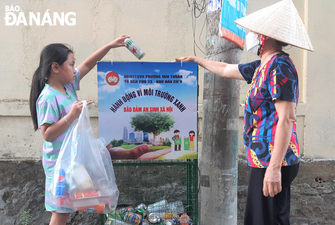Người dân khu dân cư số 9 (phường Tam Thuận) tích cực phân loại rác tài nguyên gây quỹ an sinh xã hội. Ảnh: L.P