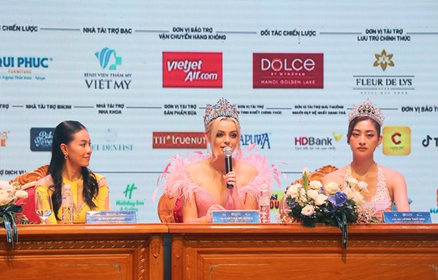 Miss World 2021 Karolina Bielawska (centre) speaks at the press meeting on August 11. (Photo: VNA)