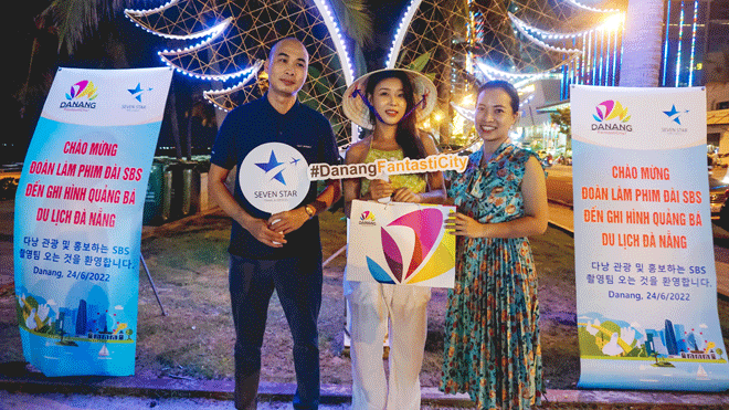 Ms. Nguyen Thi Hoai An, the Director of the Da Nang Tourism Promotion Centre (right) presents gifts to actors of the South Korean TV network SBS’s crew during their stay in Da Nang for filming (Photo courtesy of the Da Nang Tourism Promotion Centre).