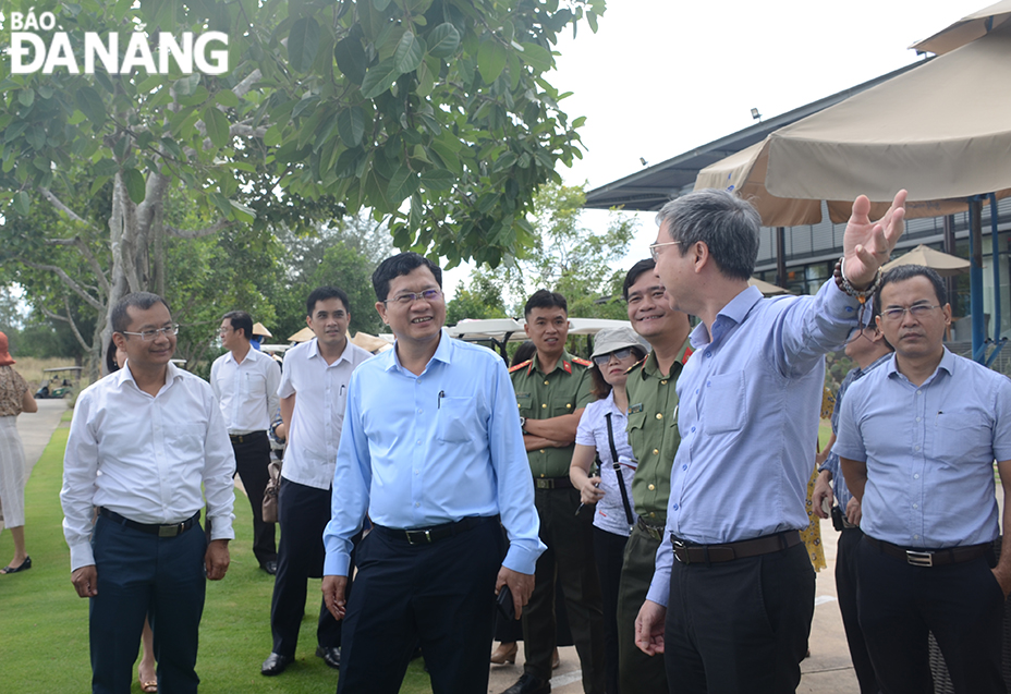 Phó Chủ tịch UBND thành phố Trần Phước Sơn (đứng giữa) cùng đại điện các sở,ban, ngành đi kiểm tra sân golf, nơi diễn ra giải đấu. Ảnh: THU HÀ.