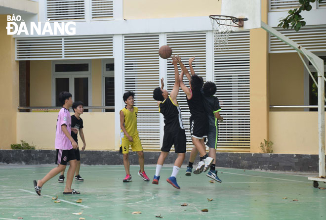 Học sinh luyện tập thể thao tại sân bóng rổ Trường THCS Nguyễn Huệ trong dịp hè 2022. Ảnh: Đ.H.L