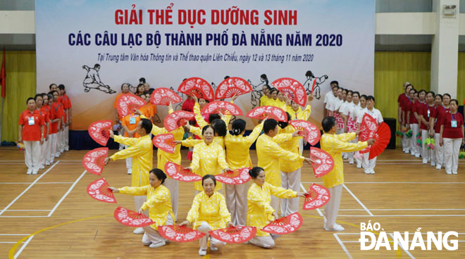 Các CLB Dưỡng sinh tại Đà Nẵng tham gia Giải thể dục dưỡng sinh các CLB trên địa bàn thành phố năm 2020. Ảnh: T.Y