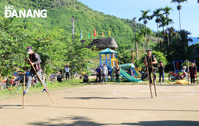 Người dân hai thôn Tà Lang, Giàn Bí (xã Hòa Bắc) tham gia phần thi đi cà kheo. Ảnh: THANH TÌNH