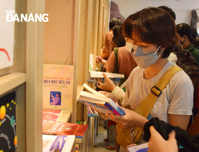 Các bạn trẻ tham gia trao đổi sách vở, quần áo do Mạng lưới du học sinh Thụy Điển tại Việt Nam tổ chức tại Đà Nẵng. Ảnh: Đ.L