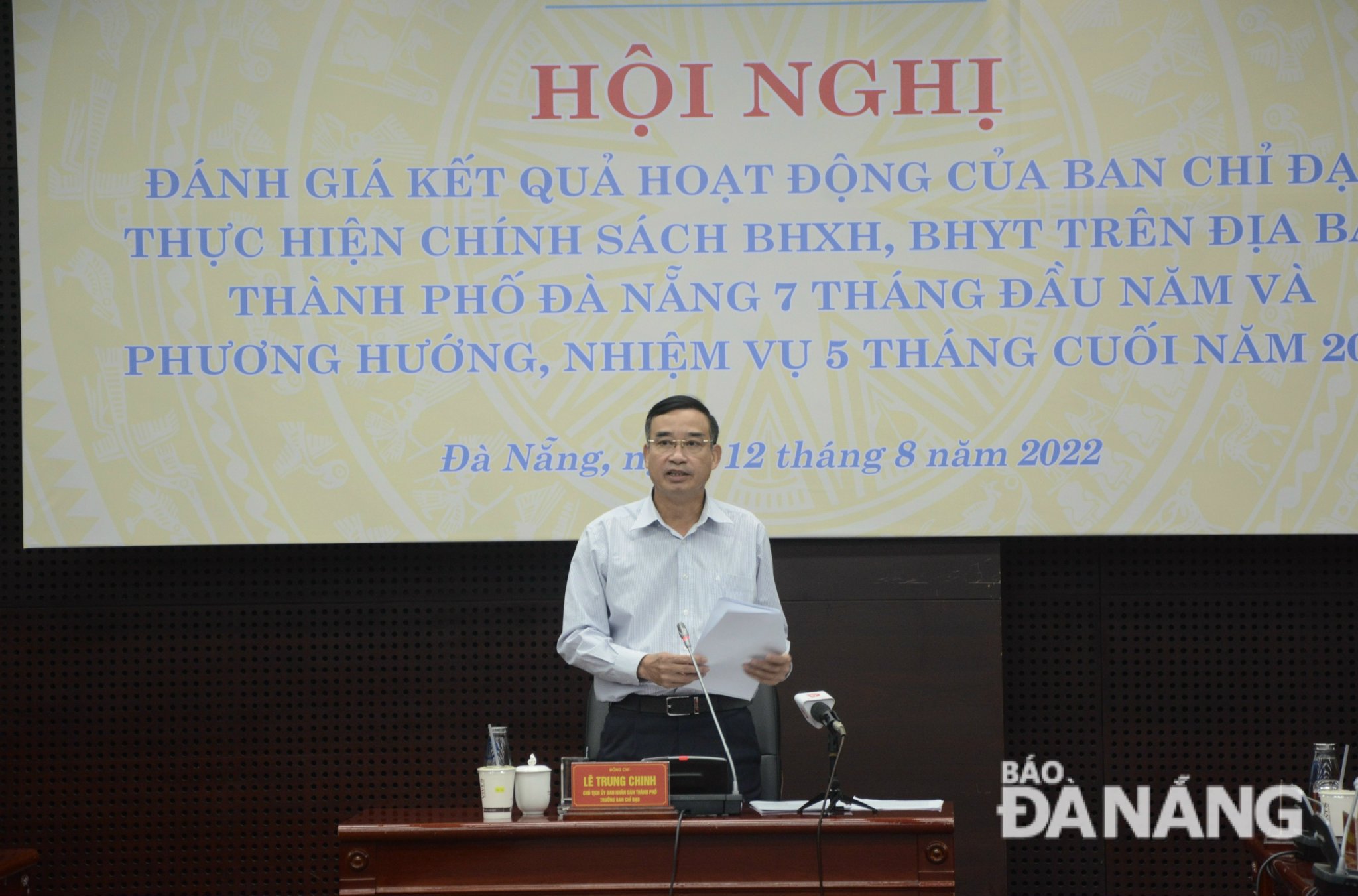 Da Nang People's Committee Chairman Le Trung Chinh delivering a speech at the meeting. Photo: X.HAU