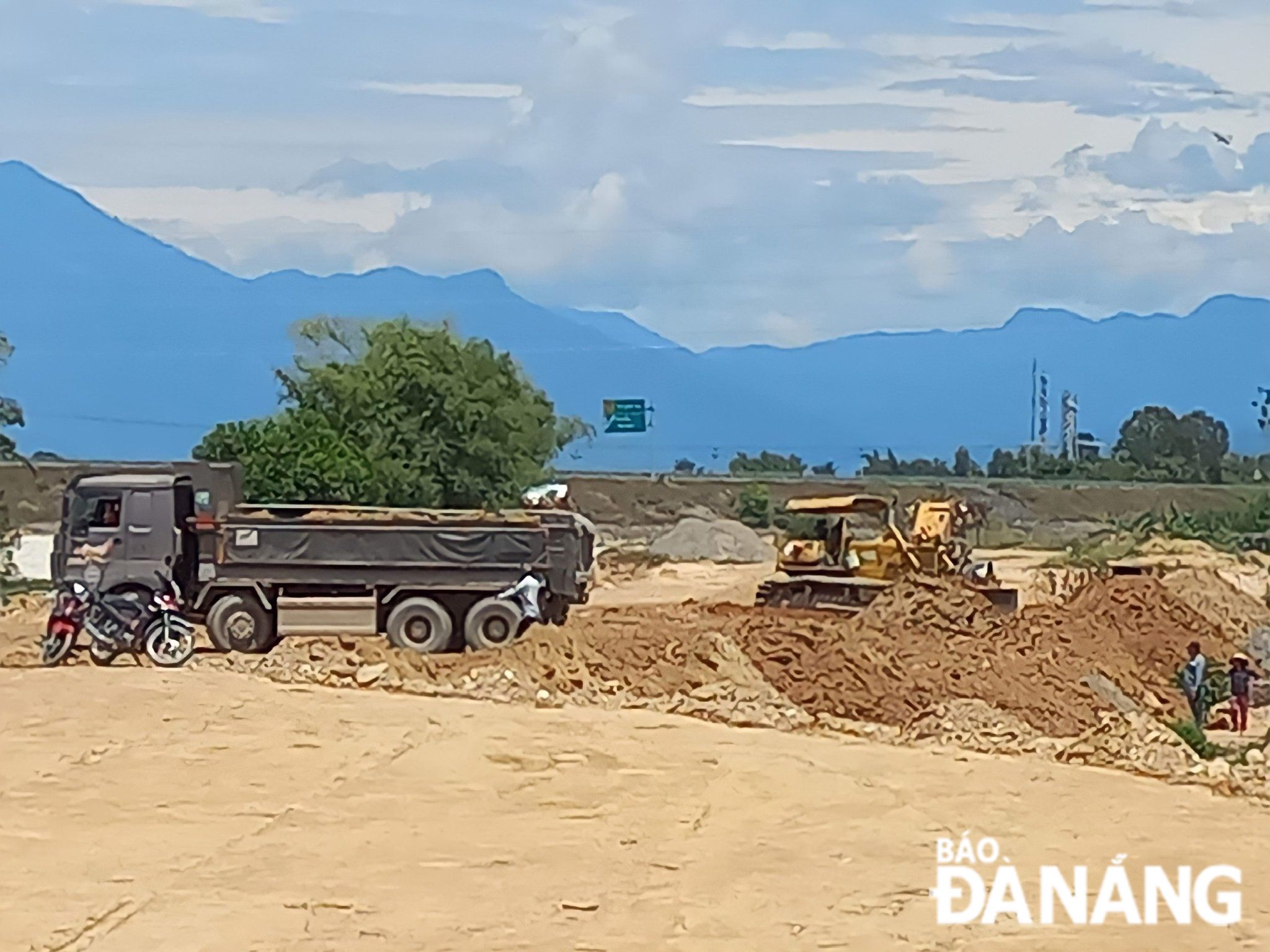 The construction of the Tuyen Son - Tuy Loan riverside route in Hoa Tho Tay Ward, Cam Le District is underway. Photo: TRIEU TUNG