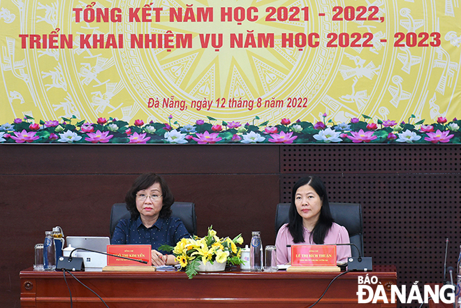 Phó Chủ tịch UBND thành phố Ngô Thị Kim Yến (bìa trái) và Giám đốc Sở Giáo dục và Đào tạo Lê Thị Bích Thuận (bìa phải) chủ trì hội nghị tổng kết năm học 2021 - 2022, triển khai nhiệm vụ năm học 2022-2023 tại điểm cầu thành phố Đà Nẵng. Ảnh: XUÂN DŨNG