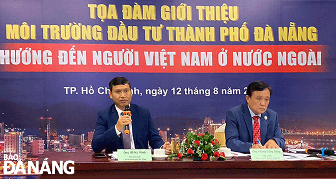 Phó Chủ tịch Thường trực UBND thành phố Hồ Kỳ Minh (bên trái) và Chủ nhiệm Ủy ban về người Việt Nam ở nước ngoài tại Thành phố Hồ Chí Minh Phùng Công Dũng chủ trì tọa đàm.