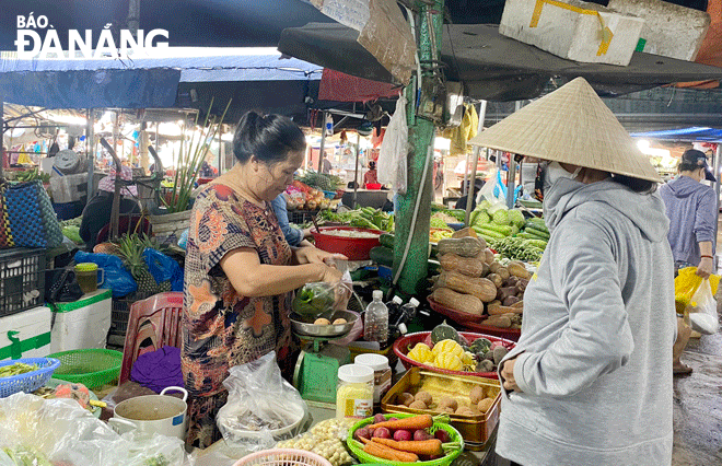 Việc hạn chế sử dụng túi nilon góp phần bảo vệ môi trường. Trong ảnh: Người dân mua hàng tại chợ Hòa Khánh (quận Liên Chiểu).Ảnh: CHIẾN THẮNG 