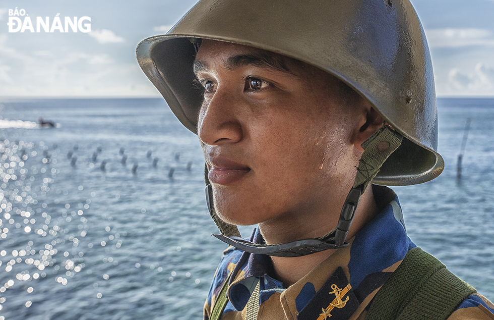 A soldier guarding the sacred sea and sky of the country in Truong Sa Island