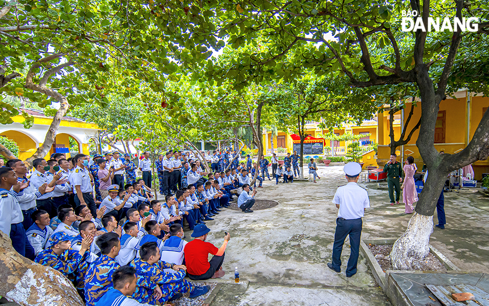 Cultural exchange activities with officers and soldiers on duty at the Sinh Ton Island, Truong Sa