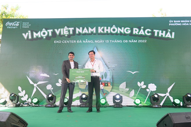 Trong dịp này, Coca-Cola Việt Nam trao tặng 90 thùng rác phân loại cho Sở Tài nguyên và Môi trường và 300 túi tái sử dụng cho Sở Công Thương với tổng giá trị tài trợ hơn 700 triệu đồng.