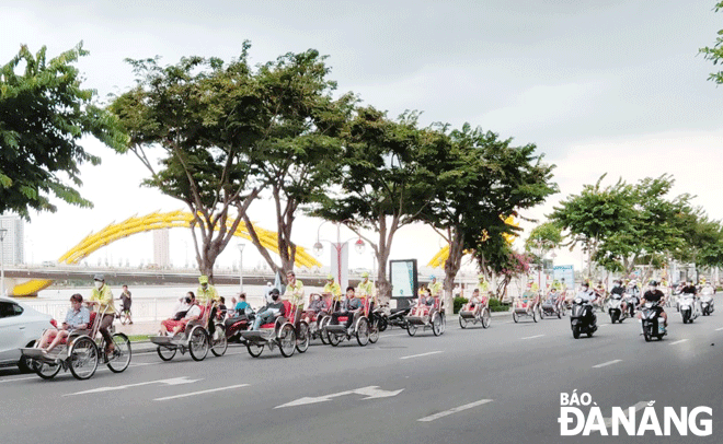 International visitors enjoying a city tour by cyclo. Photo taken on August 4 on Bach Dang Street