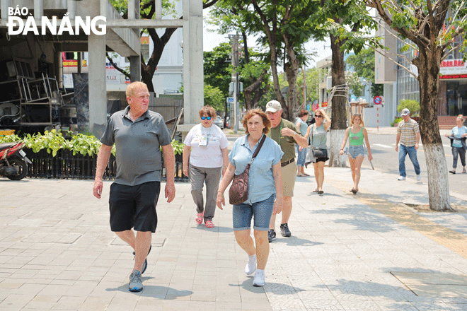 International tourists going for a stroll along Tran Phu Street, Hai Chau District. Photo: THU HA