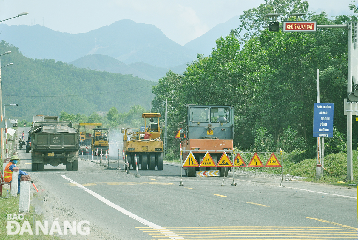 The existing section linking Hoa Lien and Tuy Loan suffers lots of damage that needs repairing. Photo: THANH LAN