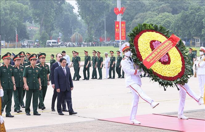 Thủ tướng Phạm Minh Chính và các đại biểu đến đặt vòng hoa và vào Lăng viếng Chủ tịch Hồ Chí Minh. Ảnh: Dương Giang/TTXVN