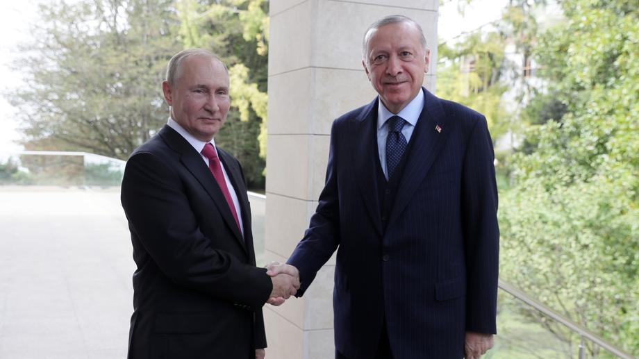 Tổng thống Nga Vladimir Putin (trái) và Tổng thống Thổ Nhĩ Kỳ Recep Tayyip Erdogan tại dinh thự Bocharov Ruchei ở Sochi, Nga, ngày 28-9-2021. Ảnh: EPA