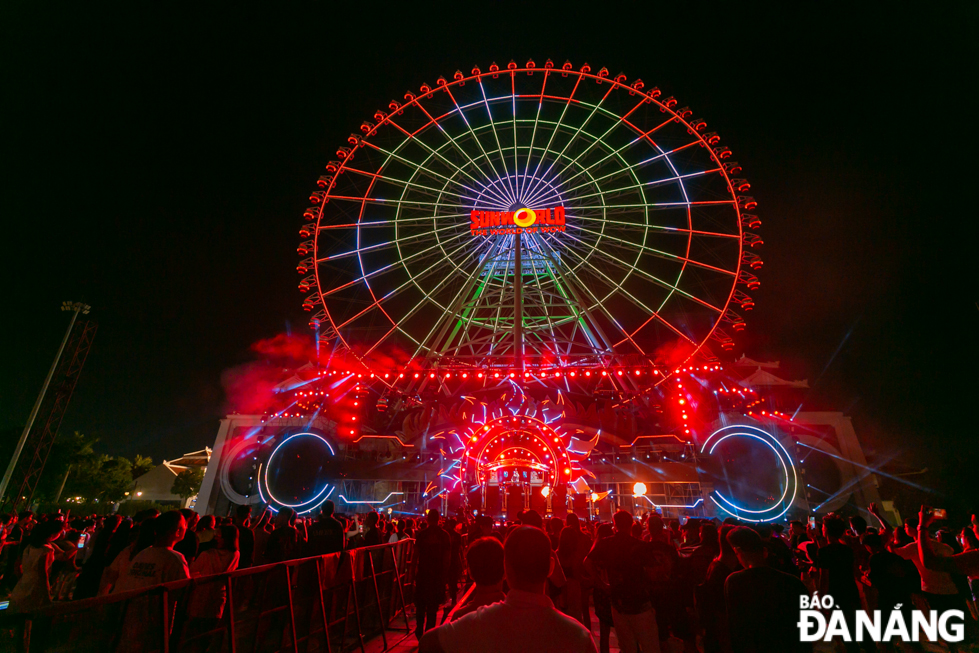 Themed 'Time Gate', the highlight of the music show is Sun Wheel with the meaning of a mysterious time gate, taking the audience through the flow of time under the guidance of well-known domestic and foreign artistes, especially DJs named among DJ Mag's Top 100 DJs voted by the famous DJ Magazine.