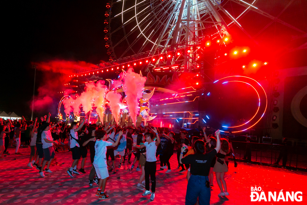 The audience immerse themselves in the vibrant party of music and lighting with high-class LED lighting, special effects, and quality sound system.