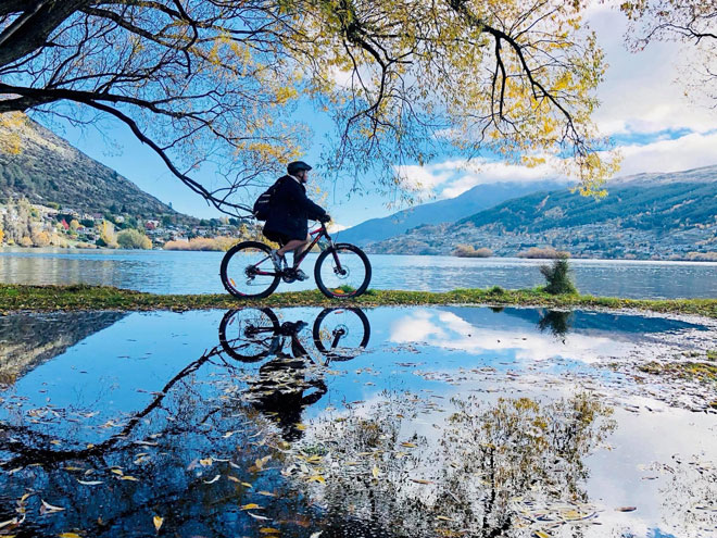 Nguyen Huu Quyen riding a bicycle to explore Queenstown, New Zealand.