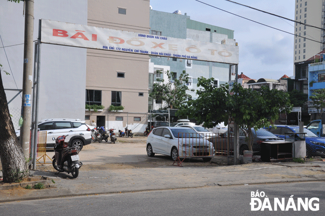 Bãi đỗ xe 172 Nguyễn Chí Thanh đã có mặt bằng nhưng chưa được triển khai thi công.  Ảnh: THÀNH LÂN	