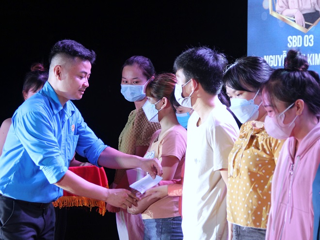 Chủ tịch Công đoàn Công ty TNHH Mabuchi Motor Đà Nẵng Nguyễn Thanh Tân (bìa trái) trao quà cho đoàn viên, người lao động khó khăn. Ảnh: L.P