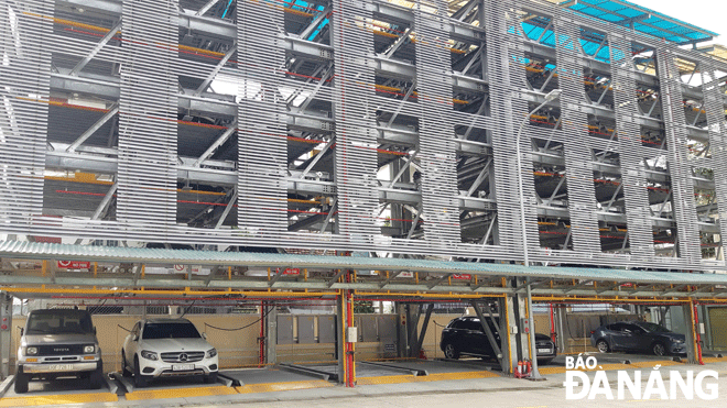 The modern parking garage at 255 Phan Chau Trinh has been put into operation, meeting the needs of local residents. Photo: THANH LAN