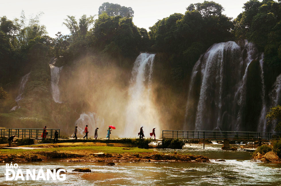 Visitors at the Ban Gioc waterfall