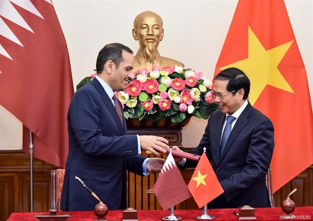 Vietnamese Minister of Foreign Affairs Bui Thanh Son and his Qatari counterpart Sheikh Mohammed bin Abdulrahman Al-Thani sign the agreement yesterday. Photo baoquocte.vn