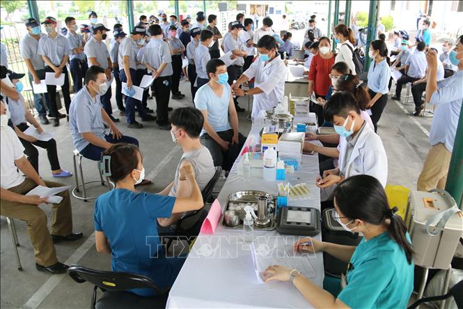 Đông đảo Công ty TNHH Juki Việt Nam (khu chế xuất Tân Thuận, Quận 7, Thành phố Hồ Chí Minh) tiêm vaccine nhắc lại phòng COVID-19. Ảnh minh họa: Thanh Vũ/TTXVN