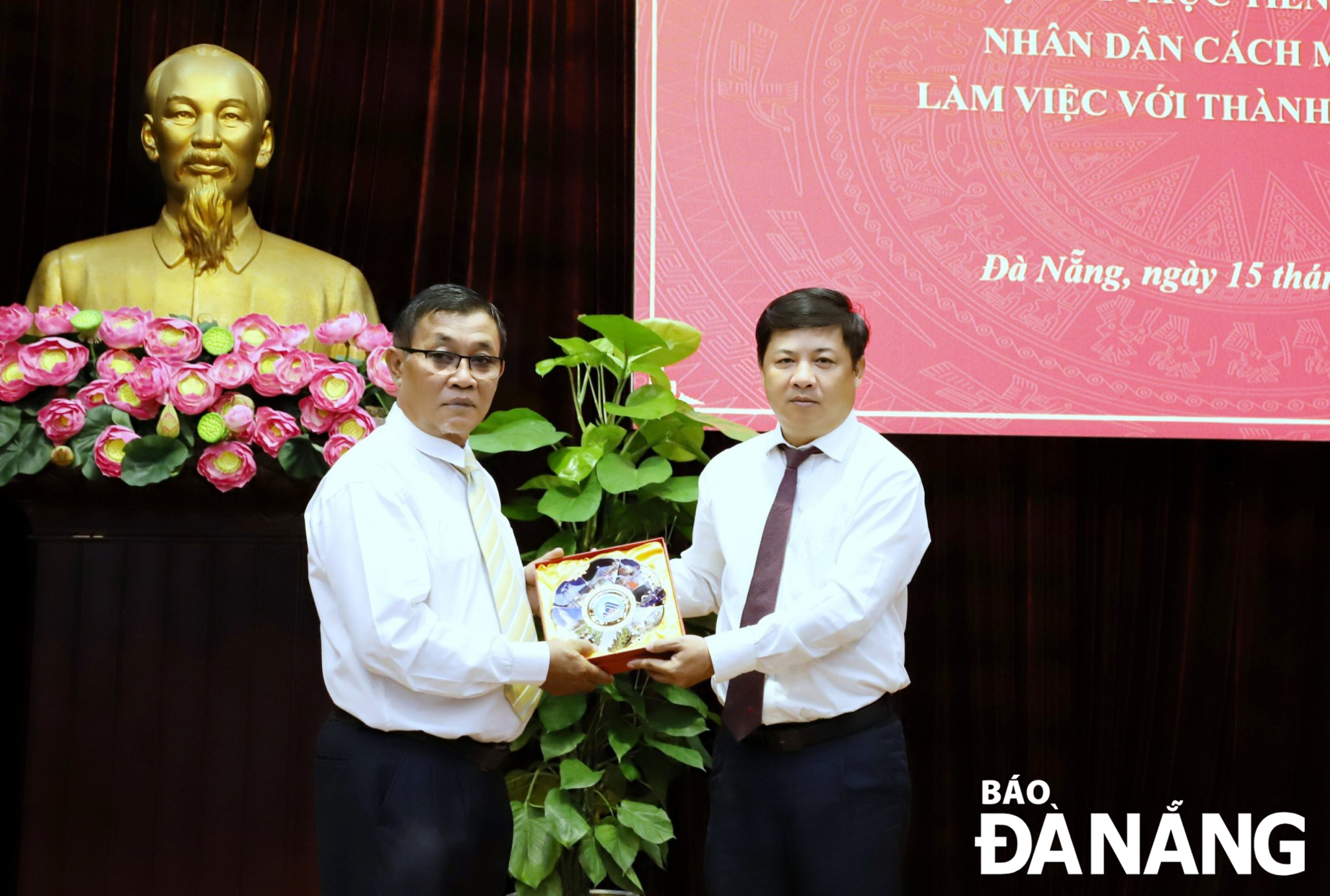 Da Nang Party Committee Deputy Secretary Luong Nguyen Minh Triet (right) presenting a momento to Deputy Editor-in-Chief of the Alunmay Magazine Khamsavay Sidavong. Photo: NGOC PHU