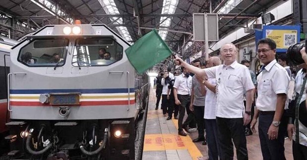 Malaysian Minister of Transport Wee Ka Siong flags off the train's first dry run (Photo: Laotian Times). 