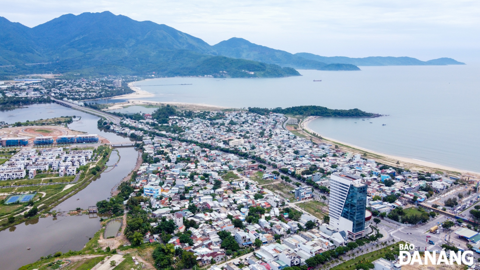 Here is a corner of Lien Chieu District in the area of Hoa Hiep Bac and Hoa Hiep Nam wards today. This place features a beautiful position, harmony between mountains, rivers and sea, possessing many advantages for socio-economic development. In particular, the area at the foot of the Hai Van Pass in Hoa Hiep Bac Ward is the place where large-scale Lien Chieu Port and the project of Lang Van resort and entertainment complex will take the shape.