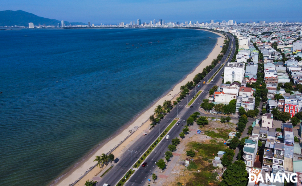 Nguyen Tat Thanh coastal road is 15km long, passing through Hai Chau, Thanh Khe and Lien Chieu districts. This is the lifeline for promoting tourism and urban economic development in the Da Nang Bay area with key projects such as Lien Chieu Seaport,  coastal route connecting Lien Chieu Port with other areas; Lang Van tourist resort and general entertainment area and Da Nang Mikazuki Resorts and Spa.