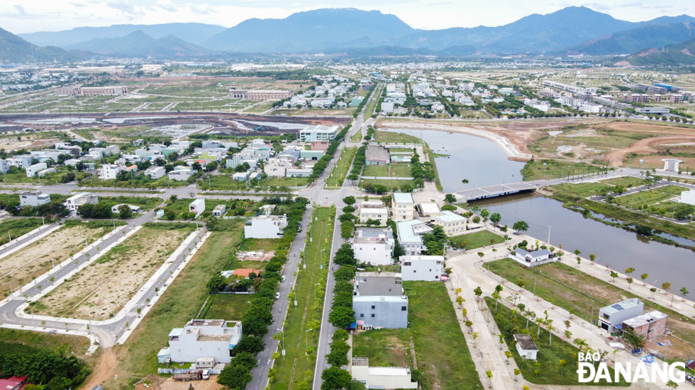 Urban space is constantly expanding with key projects such as the Nam O eco-tourism area project, residential area No. 1 in the northwest, the expanded Hoa Hiep resettlement area; the project of housing for workers and an urban area adjacent to Hoa Khanh Industrial Park; projects on northwest.. axis No. 2 and 7 Here is a view of extended Nguyen Tat Thanh Street connecting Lien Chieu District with Hoa Vang District, Da Nang Hi-Tech Park and Nam Hai Van Bypass.