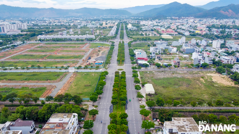 The area planned for the location of the railway station project in Lien Chieu district was formerly oriented to be built into a large commercial and service centre of Lien Chieu District, associated with the extended Nguyen Sinh Sac arterial traffic route to regenerate the face of this area. Here is spacious and clean Nguyen Sinh Sac route that connects Nguyen Tat Thanh coastal street with the centre of Lien Chieu District and National Highway 1A.