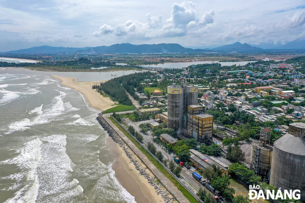   The area of the whole Lien Chieu seaport area and the coastal road approaching to it after adjusting the detailed planning is 469.55ha. It borders Hai Van Pass to the north, the Cu De river mouth to the south, the Da Nang Bay to the east, and the bypass to south of the Hai Van Tunnel, the coastal embankment in the residential area of Hoa Hiep Bac Ward and the Lien Chieu Industrial Park to the west. In the photo is a scene of the Kim Lien coastal area in Hoa Hiep Bac Ward that is added to the detailed planning of the Lien Chieu Port and the coastal road linking to the Lien Chieu Port.