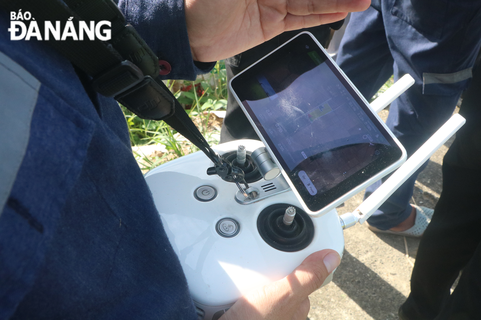  The device is set up with a smart flight route and monitored by its own screen, making it easy for farmers to observe. Photo: VAN HOANG