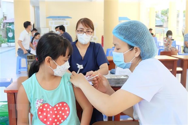 Tiêm vaccine phòng Covid-19 cho học sinh trường THCS Nguyễn Huệ, quận Hải Châu, Đà Nẵng. (Ảnh: Văn Dũng/TTXVN)