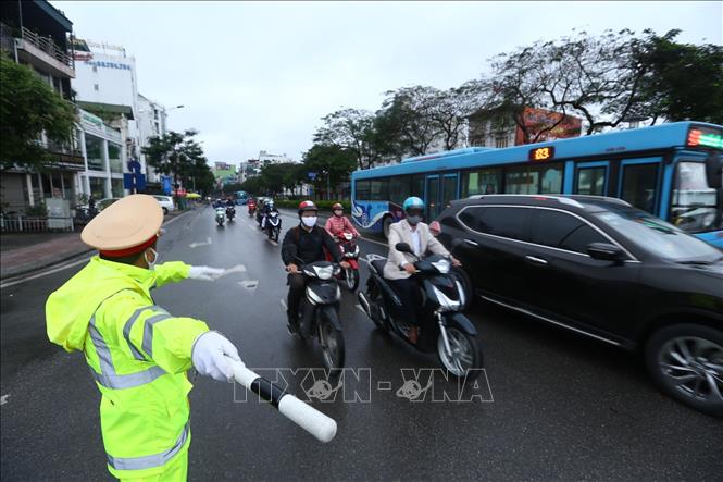 Lực lượng cảnh sát giao thông điều tiết giao thông phía đầu cầu Chương Dương, hướng vào nội đô. Ảnh (tư liệu): Minh Quyết/TTXVN