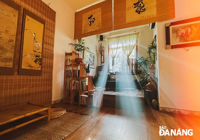 Không gian quán trà được chủ quán trang trí hết sức độc lạ, có thiên hướng về Phật pháp.