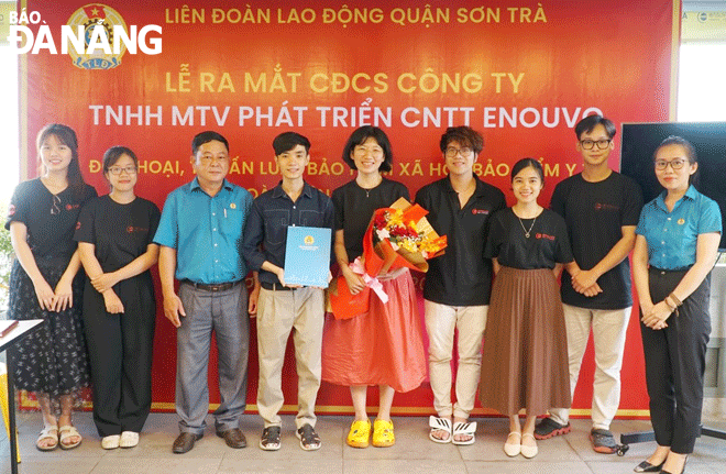 Phó Chủ tịch Liên đoàn Lao động quận Sơn Trà Võ Anh Dũng (thứ 3, bên trái sang) trao quyết định thành lập Công đoàn cơ sở Công ty TNHH MTV Phát triển công nghệ thông tin Enouvo. Ảnh: L.P	