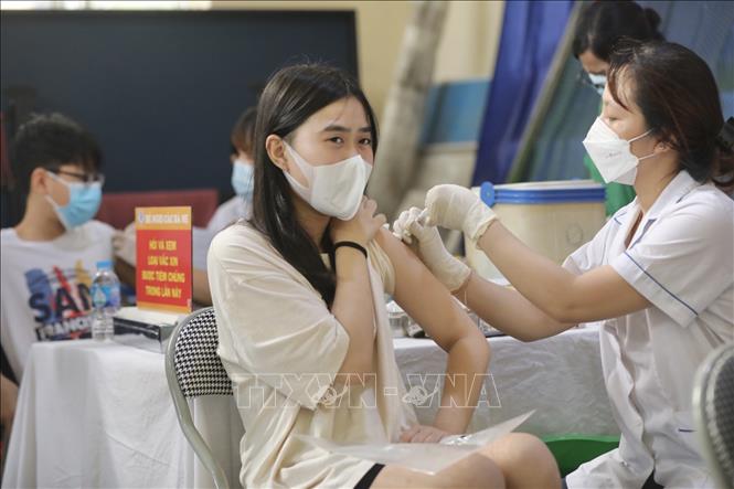 Nhân viên y tế quận Đống Đa tiêm vaccine cho học sinh tại điểm tiêm trường THCS Bế Văn Đàn (Hà Nội). Ảnh: Minh Quyết/TTXVN