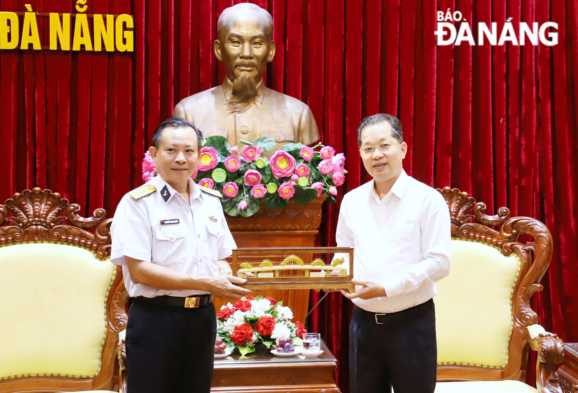 Da Nang Party Committee Secretary Nguyen Van Quang (right) presenting a momento to Colonel Nguyen Thien Quan