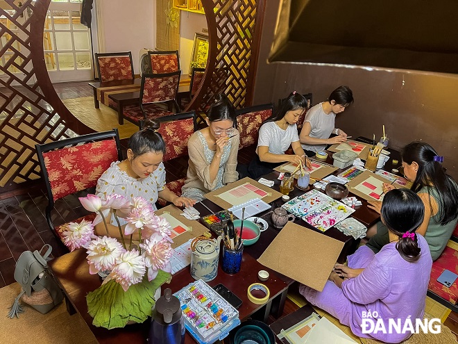 In addition to a space to enjoy tea, there are also drawing and calligraphy classes for young people. 