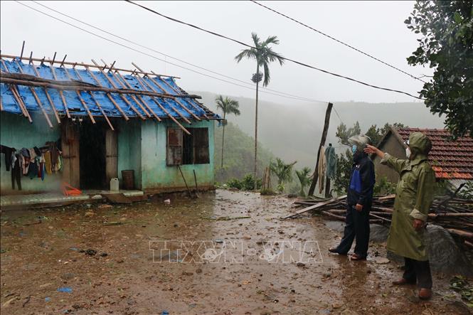 Lãnh đạo huyện Trà Bồng, tỉnh Quảng Ngãi kiểm tra hiện trạng nhà dân bị tốc mái ở xã Trà Lâm sau cơn bão số 5. Ảnh tư liệu: Sỹ Thắng/TTXVN