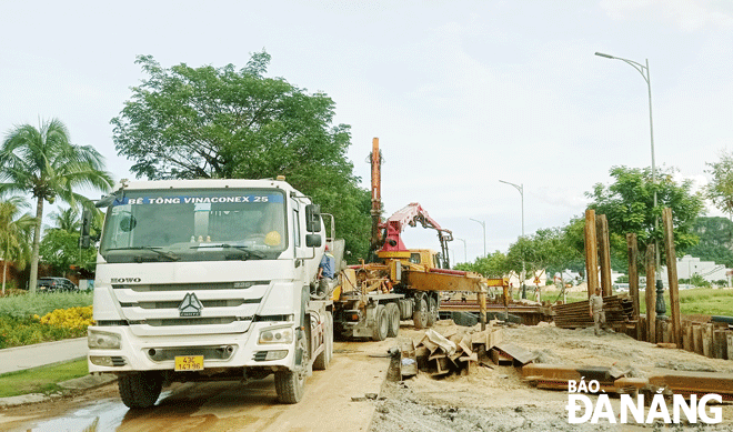 Speeding up key projects will create a driving force for the city's socio-economic development. IN THE PHOTO: The installation of separate wastewater collection system and sewer lines to transfer rainwater to the Han River for the basin from Ho Xuan Huong Street to Da Nang’s border with Quang Nam Province is underway.